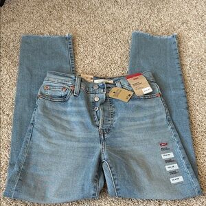 Levi's Women’s Light Blue Straight Jeans- Wedgie straight! Size 26x28